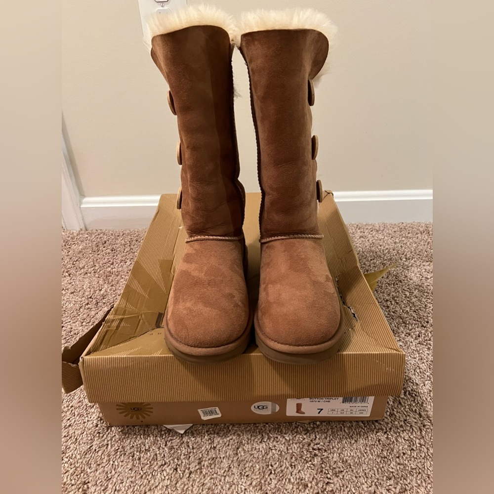 Ugg: Bailey Button Triplets, Size: 7 - image 3